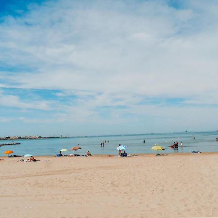 Duplex Centre Ville - 50M De La Plage - Clim - Garage - Netflix Le Grau-du-Roi Δωμάτιο φωτογραφία